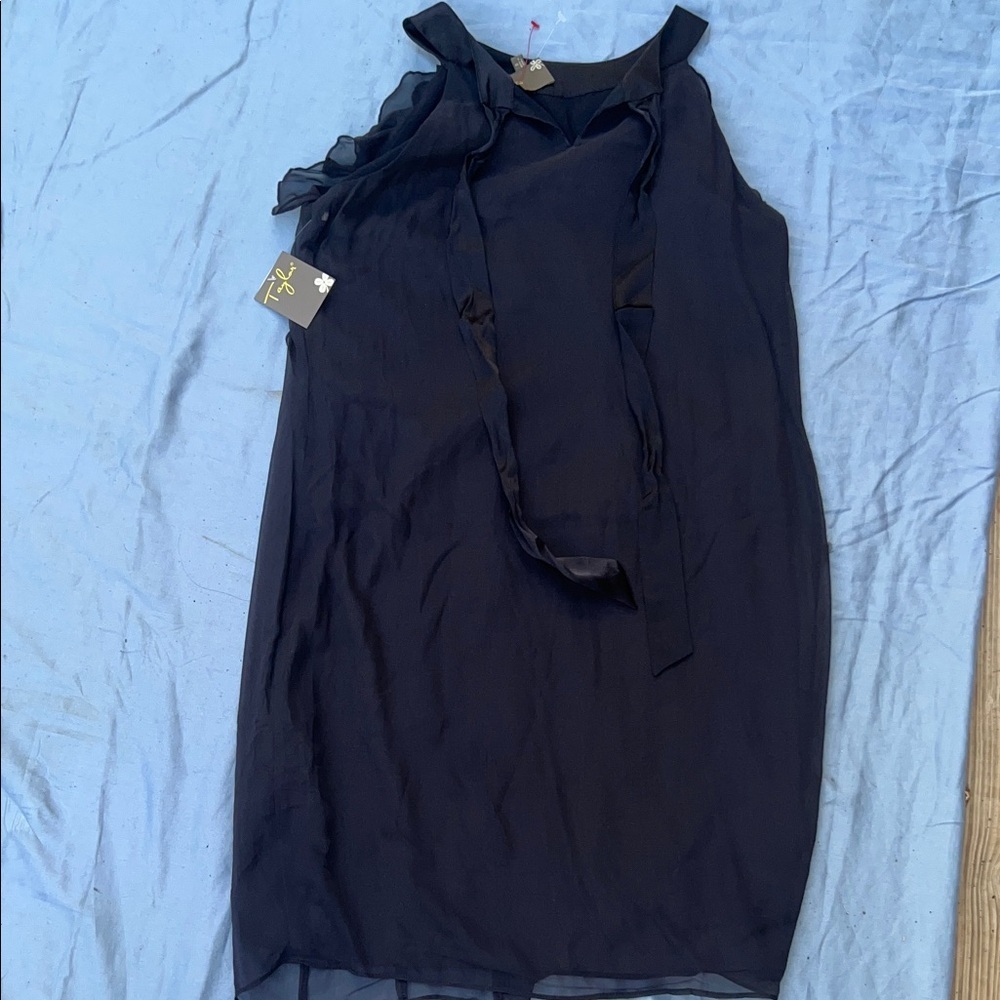 Elegant Black Ruffle Dress - Picture 4 of 7